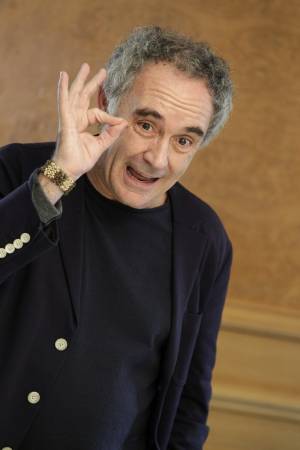 El chef Ferrán Adriá (i) durante la presentación de la aplicación informática sobre cocina