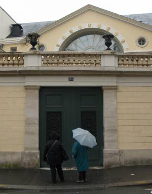 Vista de la entrada del palacete del actor francés Gerard Depardieu en el barrio de Saint-Germain-des-Prés en París, Francia.