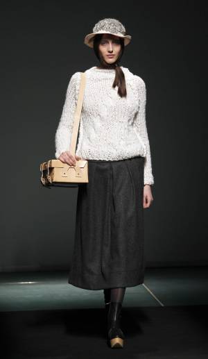 Una modelo luce hoy un diseño de la firma Miriam Ponsa en la pasarela de moda 080 Barcelona Fashion. EFE