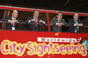 Fotografía recibida hoy de la presentación, ayer, en Fitur del nuevo proyecto de bus turístico de ciudad de la multinacional andaluza