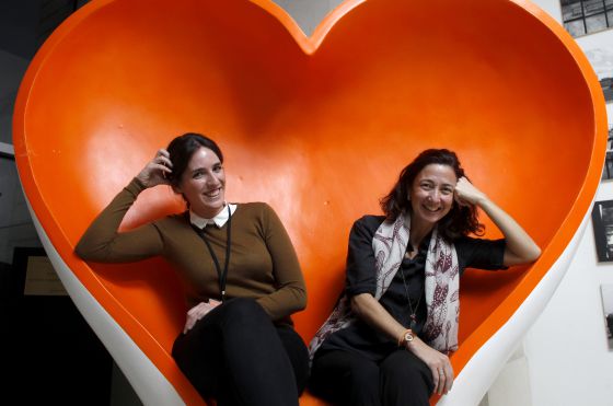 La estudiante Paloma Toledo junto a Carina Szpilka, consejera delegada de ING Direct