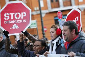 Varios personas protestan contra los desahucios esta tarde durante la manfiestación convocada por las organizaciones de la Cumbre Social bajo el lema