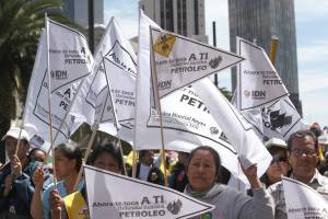 Miles de personas se reúnen hoy, domingo 17 de marzo de 2013, en la capital mexicana para protestar contra una posible privatización de Petróleos Mexicanos (Pemex) en un acto convocado por el Partido de la Revolución Democrática (PRD) en el que participaron los principales líderes de la formación de izquierdas. Al grito de