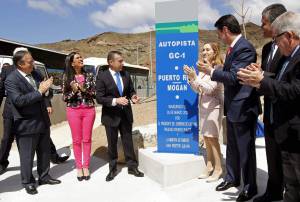 Los ministros de Fomento, Ana Pastor (4d), y de Industria, José Manuel Soria (3d), el presidente del Gobierno de Canarias, Paulino Rivero (3i), y el alcalde de Mogán, Francisco González, entre otras autoridades, durante la inauguración del tramo de la autovía GC-1 entre las localidades de Puerto Rico y Mogán.