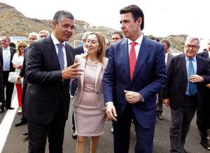 Los ministros de Fomento y Turismo, Ana Pastor y José Manuel Soria, conversan con el alcalde de Mogán, Francisco González (i), durante la inauguración del tramo de la autovía GC-1 entre las localidades de Puerto Rico y Mogán.