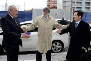 El presidente de CECALE, Santiago Aparicio (c), presenta al embajador de Corea del Sur, Oh Dae-Sung (d), al presidente del Consejo Regional de Cámaras de Comercio de Castilla y León, Fernando Escobillas (i), a su llegada al encuentro empresarial celebrado hoy en Valladolid.