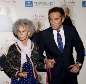 La duquesa de Alba, Cayetana Stuart y Silva (i), junto a su marido, Alfonso Díez (d), durante la presentación de su nuevo libro