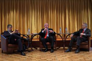 El economista jefe del Banco Interamericano de Desarrollo (i), José Juan Ruiz; el representante del Consejo Empresarial de Competitividad, Javier Hidalgo (c), y el delegado de la agencia EFE en Perú, José Antonio Alonso de Contreras (d), participan este miércoles 24 de abril de 2013, en el foro