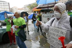 Personas afectadas por las participaciones preferentes de Novacaixagalicia, se concentran en la plaza de Armas de Ferrol junto a una de las sucursales de esta entidad para exigir que les reintegren todo el capital invertido. EFEArchivo