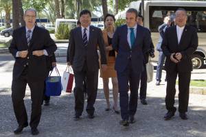 El vicepresidente y consejero delegado de Meliá Hotels Internacional, Gabriel Escarrer (2 d) junto al vicepresidente ejecutivo de IDISO y Asia-Pacifico Luis del Olmo Piñero (iz) y el presidente Greenland Group Zhang Yuliang (2ºiz.) y otros representantes de la compañía.