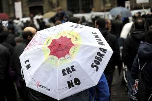 Unos trescientos trabajadores de las plantas de Acciona Energía en Navarra se han manifestado hoy en Pamplona en contra del ERE.