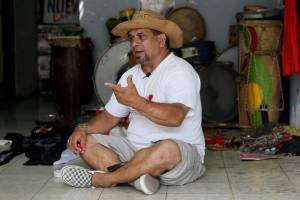 Fotografía del 27 de junio de 2013 de David Gómez, líder comunitario de Siloé y director de la Fundación Nueva Luz en Siloé, en la zona alta de Cali (Colombia).