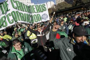Un grupo de manifestantes de la central camionera argentina protesta este 8 de julio, durante una huelga de 24 horas contra las políticas del Gobierno de Cristina Fernández en Buenos Aires (Argentina).