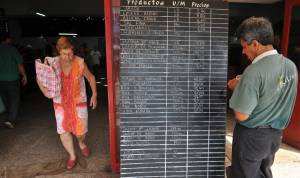Un hombre observa una tabla de precios en un mercado estatal, en La Habana (Cuba).