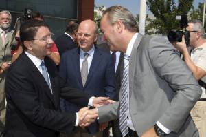 El Presidente de la Generalitat Valenciana, Alberto Fabra (d), saluda al secretario general de la OMT (Organización Mundial de Turismo), Taleb Rifai, a su llegada a Benidorm para clausurar una jornada sobre turismo en la que ha impartido la conferencia