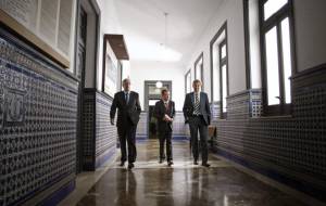 El presidente del Tribunal Superior de Xustiza de Galicia (TSXG), Miguel Ángel Cadenas (i), el vocal para Galicia del Consejo General del Poder Judicial, Manuel Almenar (c) y el vicepresidente de la Xunta, Alfonso Rueda (d), asistieron hoy a la reunión de seguimiento del plan de actuación ante la presentación masiva de demandas por preferentes.