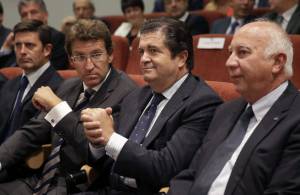 El delegado del Gobierno, Samuel Juárez; el jefe del Ejecutivo gallego, Alberto Núñez Feijóo; el presidente de Endesa, Borja Prado, y el rector de la universidad, Juan Casares, de izda a dcha, durante la presentación del documental.