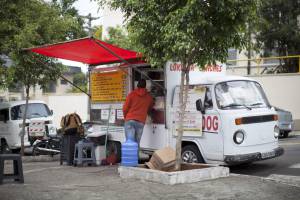 Fotografía tomada el pasado 26 se septiembre en la que se registró en una calle de Sao Paulo un modelo de Kombi, la mítica furgoneta