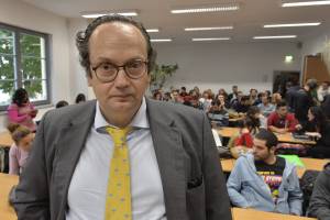 El consejero de Empleo de la Embajada de España en Berlín, Ángel de Goya, asiste a un encuentro en el que el ministro de Economía de Turingia, Matthias Machnig, se dirigió a numerosos jóvenes españoles en el centro de competencias de la Asociación Alemana de Hoteles y Restaurantes (Dehoga) en Erfurt, Turingia (Alemania), hoy, viernes 11 de octubre de 2013. Los 128 jóvenes españoles que se encuentran en la ciudad alemana de Erfurt a la espera, desde hace meses, de iniciar el programa de formación profesional se encuentran