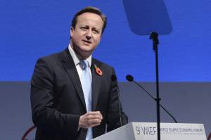 El primer ministro británico, David Cameron, ofrece un discurso durante el Foro Económico del Mundo Islámico en Londres (Reino Unido) hoy. Cameron anunció que el Reino Unido es el primero país no musulmán que va a comenzar a emitir bonos islámicos, más conocidos como