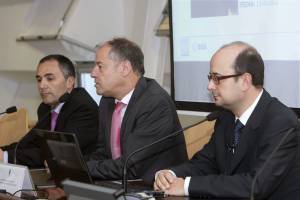 El coordinador del proyecto en la Universidad de Vigo, Fernando Aguado (i); el rector de la Universidad de Vigo, Salustiano Mato (c), y el vicerrector José Vilán (d), durante la rueda de prensa sobre el llamado