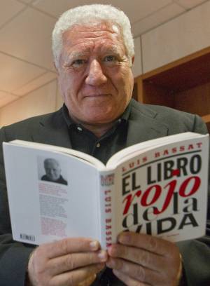 El publicista Luis Bassat (Barcelona, 1941) posa durante la presentación-entrevista con Efe para hablar de su libro