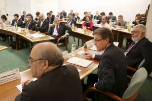 Fotografía facilitada por la Generalitat de Cataluña del presidente, Artur Mas (c), junto al conseller de Economía, Andreu Mas-Colell (i), y el vicepresidente del Instituto Científico Weizman, Haim Garty (d), tras la firma de un acuerdo de cooperación.