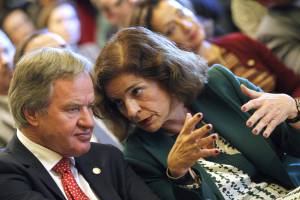 La alcaldesa de Madrid, Ana Botella (d), junto a Bjørn Kjos, presidente-fundador y consejero delegado de la aerolínea Norwegian Airlines, durante el acto de presentación de esta aerolínea