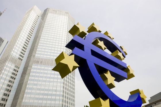 El símbolo del euro frente a la sede del Banco Central Europeo.