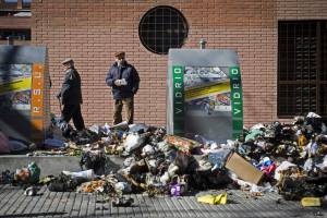 La localidad madrileña de Alcorcón ha despertado hoy repleta de basuras y con notables destrozos en el mobiliario urbano y en los comercios del centro como consecuencia de los disturbios registrados al finalizar la manifestación de ayer, en la que 15 personas fueron detenidas y 21 policías heridos, 7 de ellos locales.