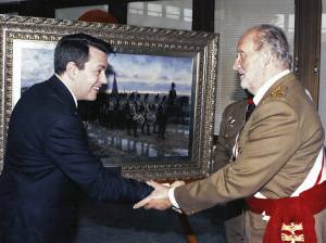 Fotografía facilitada por el pintor catalán Augusto Ferrer Dalmau, en la que aparece él mismo saludando al rey Juan Carlos, en mayo de 2011 ante su cuadro