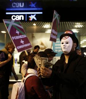 Momento de la manifestación convocada por los sindicatos ELA, LAB, STEE-EILAS y ESK, esta tarde en Pamplona, para denunciar el aumento de la pobreza y las desigualdades.