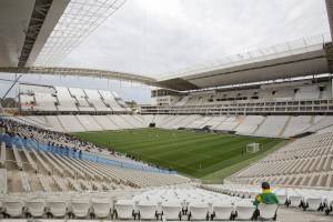 Familiares de los obreros de la constructora Odebrecht, presencian el juego desde las graderías este jueves 1 de mayo de 2014, durante un partido de fútbol entre los trabajadores de la obra en la Arena Corinthians, para conmemorar del Día Internacional del Trabajo, en Sao Paulo (Brasil).