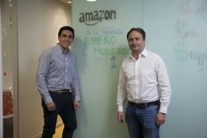 El estudiante Eneko Holgado junto a François Nuyts, director general de Amazon en España