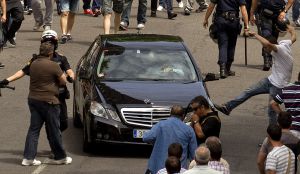 Un manifestante golpea un vehículo en la manifestación de Madrid.
