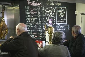 Letrero con precios bajo mínimos en un bar del centro de Badajoz.