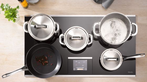 Placa de inducción de Miele donde se pueden colocar hasta cinco recipientes al mismo tiempo sin importar el lugar donde se coloquen.