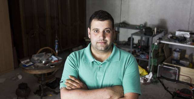 David Pena Casal en el garaje de su casa de Santiago de Compostela.