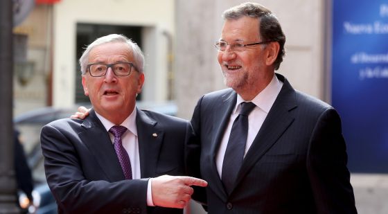 El jefe del Ejecutivo, Mariano Rajoy, junto al presidente de la Comisión Europea, Jean-Claude Juncker, en el Congreso del PPE.