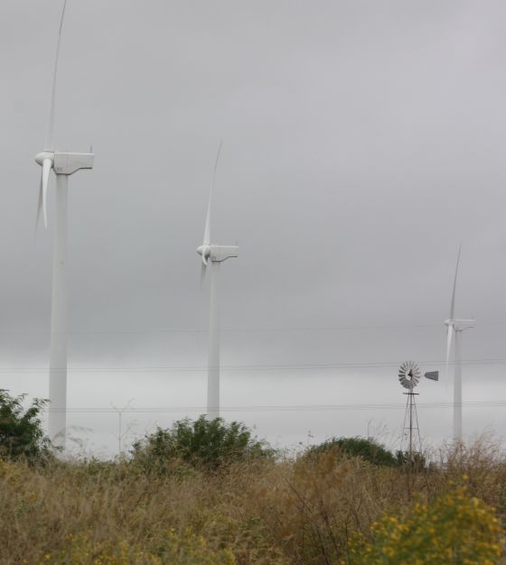 Aerogeneradores junto a un molino para extraer agua