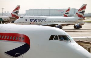 Dos B747 de British Airways en el aeropuerto londinense de Heathrrow. Dos B747 de British Airways en el aeropuerto londinense de Heathrrow.