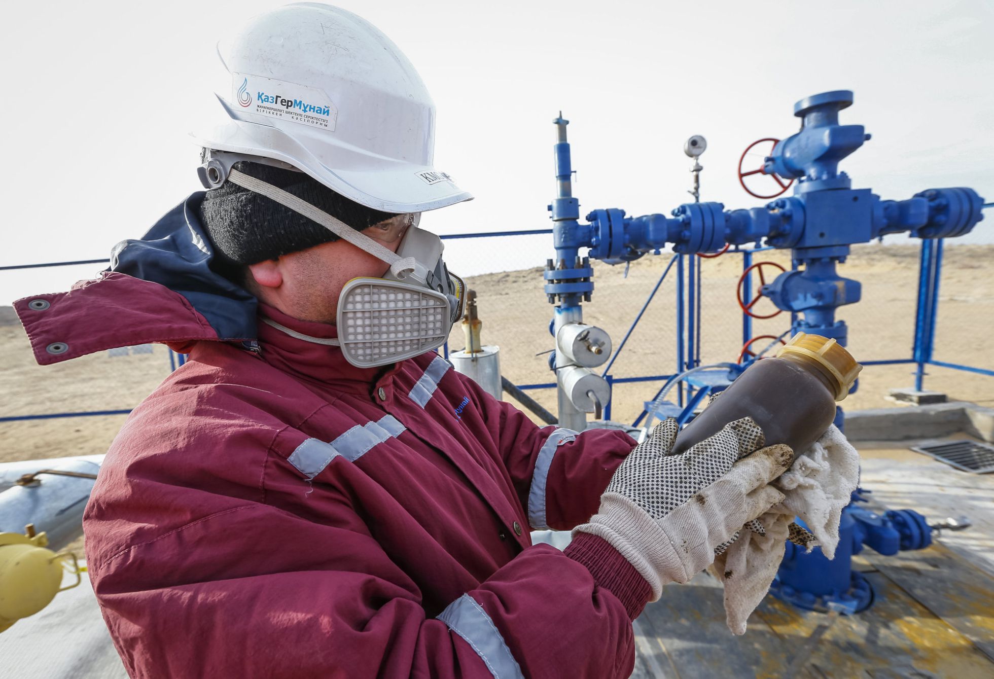 Un operario de una instalación de extracción de crudo en Kazajistán. Un operario de una instalación de extracción de crudo en Kazajistán.