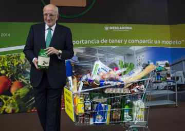 Juan Roig, presdiente de Mercadona, con productos de la empresa Juan Roig, presdiente de Mercadona, con productos de la empresa
