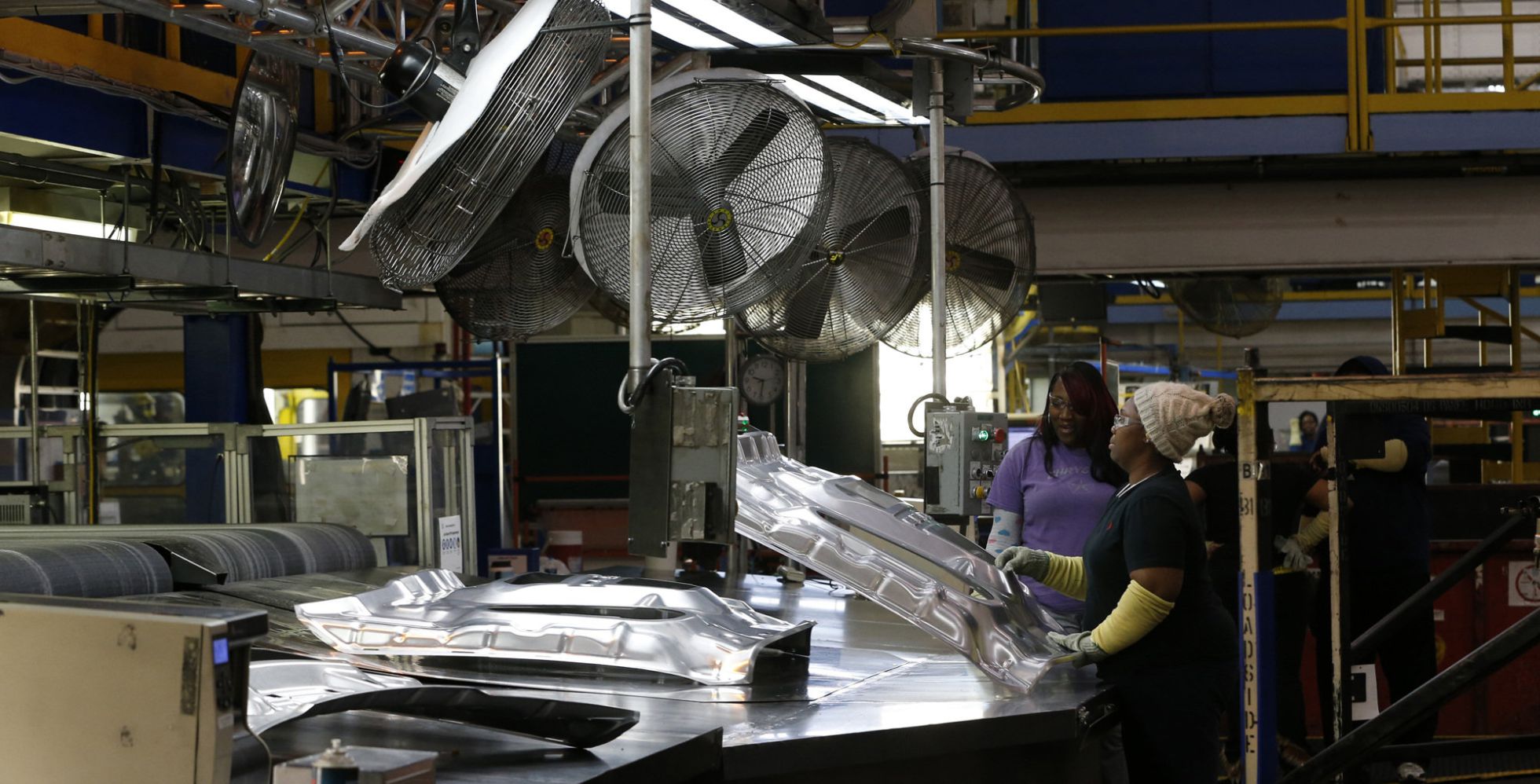 Dos trabajadoras en la planta de Fiat Chrysler en Warren (Michigan), la semana pasada. Dos trabajadoras en la planta de Fiat Chrysler en Warren (Michigan), la semana pasada.