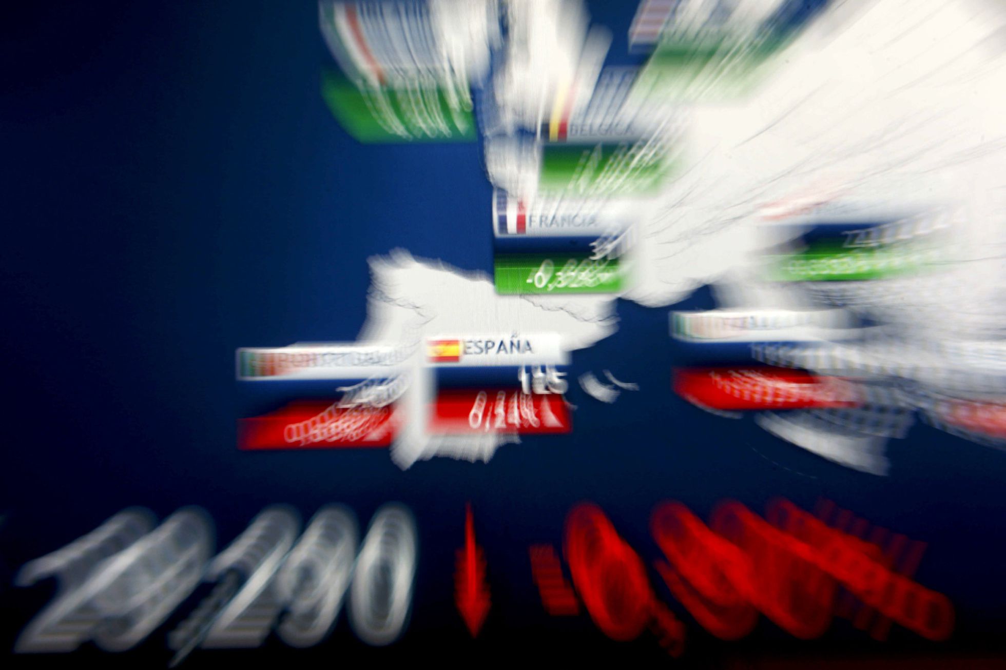 Panel informativo de la Bolsa de Madrid que muestra el valor de la prima de riesgo en varios países europeos. Panel informativo de la Bolsa de Madrid que muestra el valor de la prima de riesgo en varios países europeos.