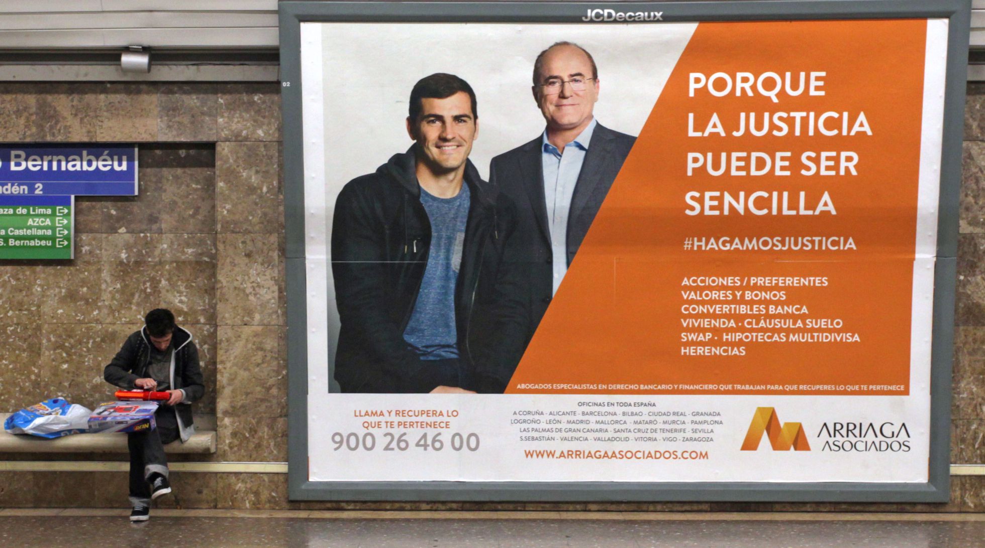 Anuncio de un despacho de abogados en el Metro de Madrid. Anuncio de un despacho de abogados en el Metro de Madrid.