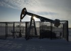 Baixa recorde do petróleo afunda contas das gigantes da indústria
