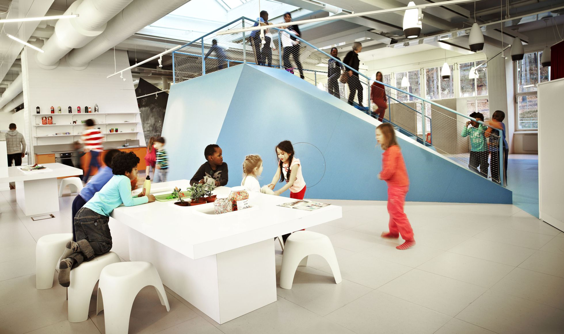 Estancia de uno de los colegios públicos suecos diseñados por Rosan Bosch Studio. Estancia de uno de los colegios públicos suecos diseñados por Rosan Bosch Studio.