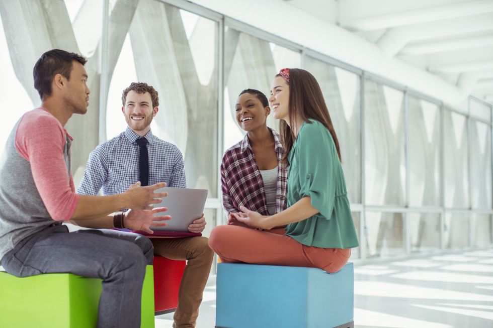 Las empresas están transformando sus estructuras para difuminar las jerarquías. Las empresas están transformando sus estructuras para difuminar las jerarquías.