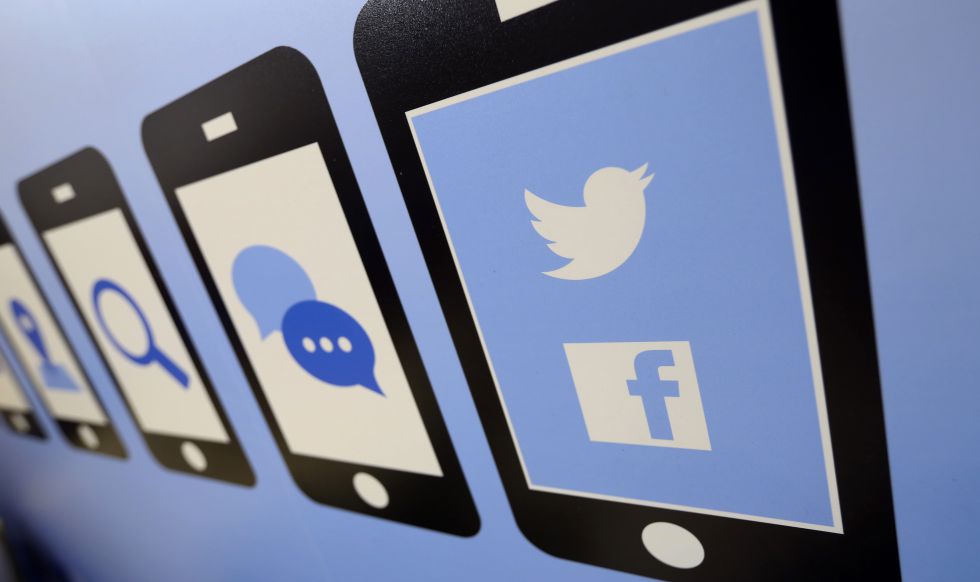 Logotipos de las redes sociales Facebook y Twitter. Logotipos de las redes sociales Facebook y Twitter.